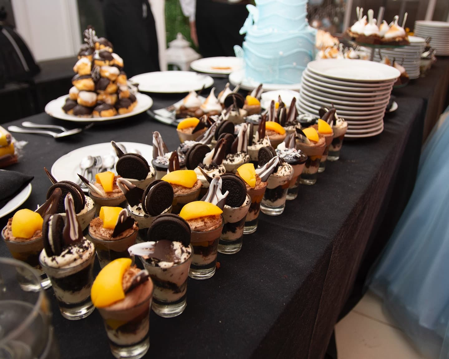 Mesa dulce con postres de chocolate